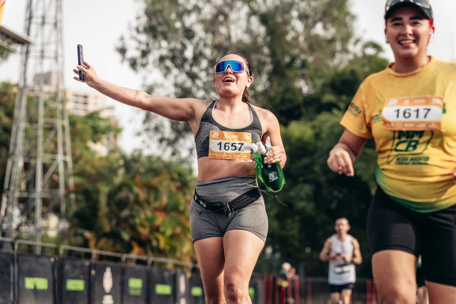 Gaby Lozano enfocada durante una carrera 5K
