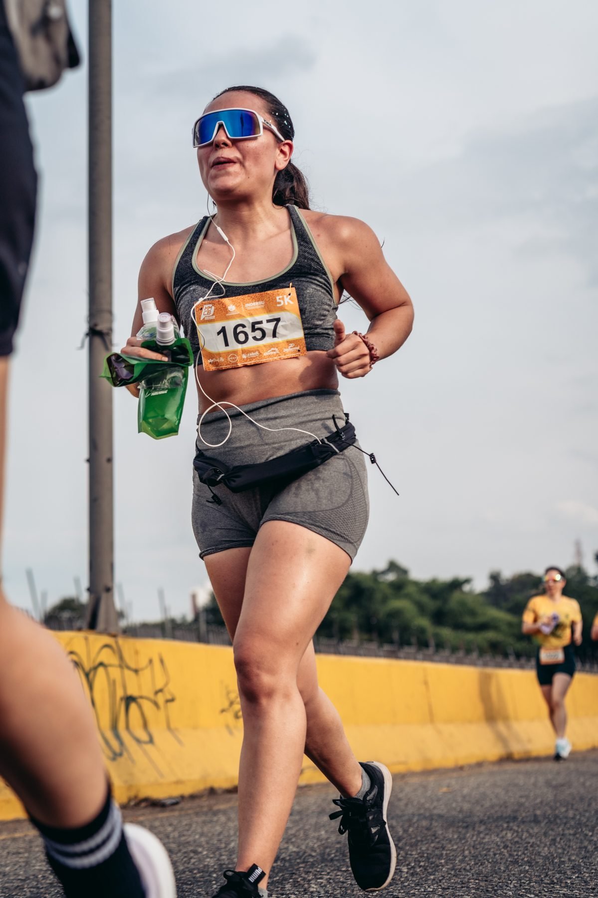 Gaby Lozano celebrando en la meta de una carrera 5K