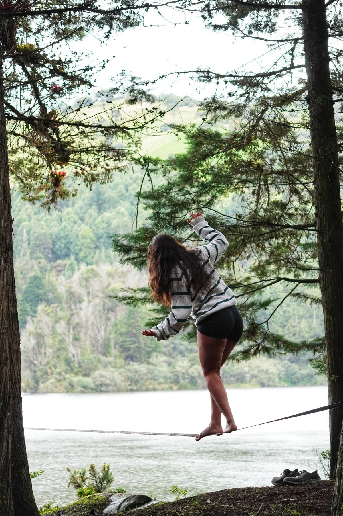 Gaby entrenando equilibrio y fuerza al aire libre