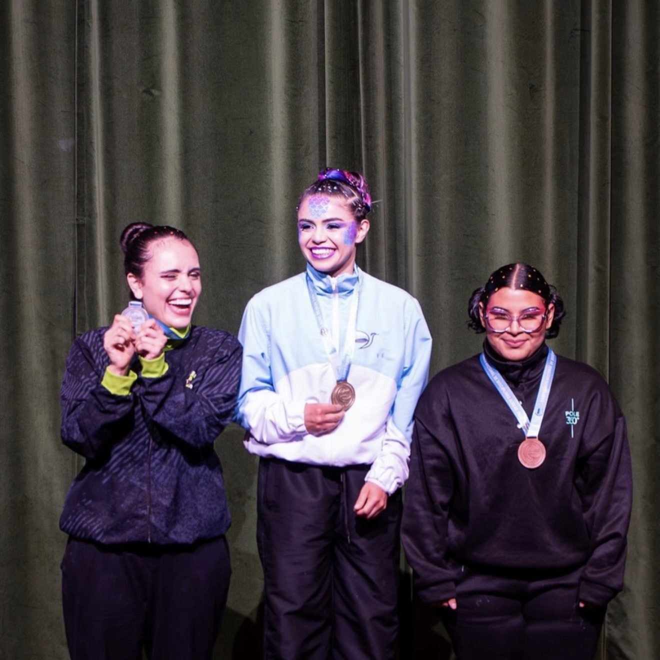 Gaby Lozano en el podio del Campeonato Nacional con su medalla de plata