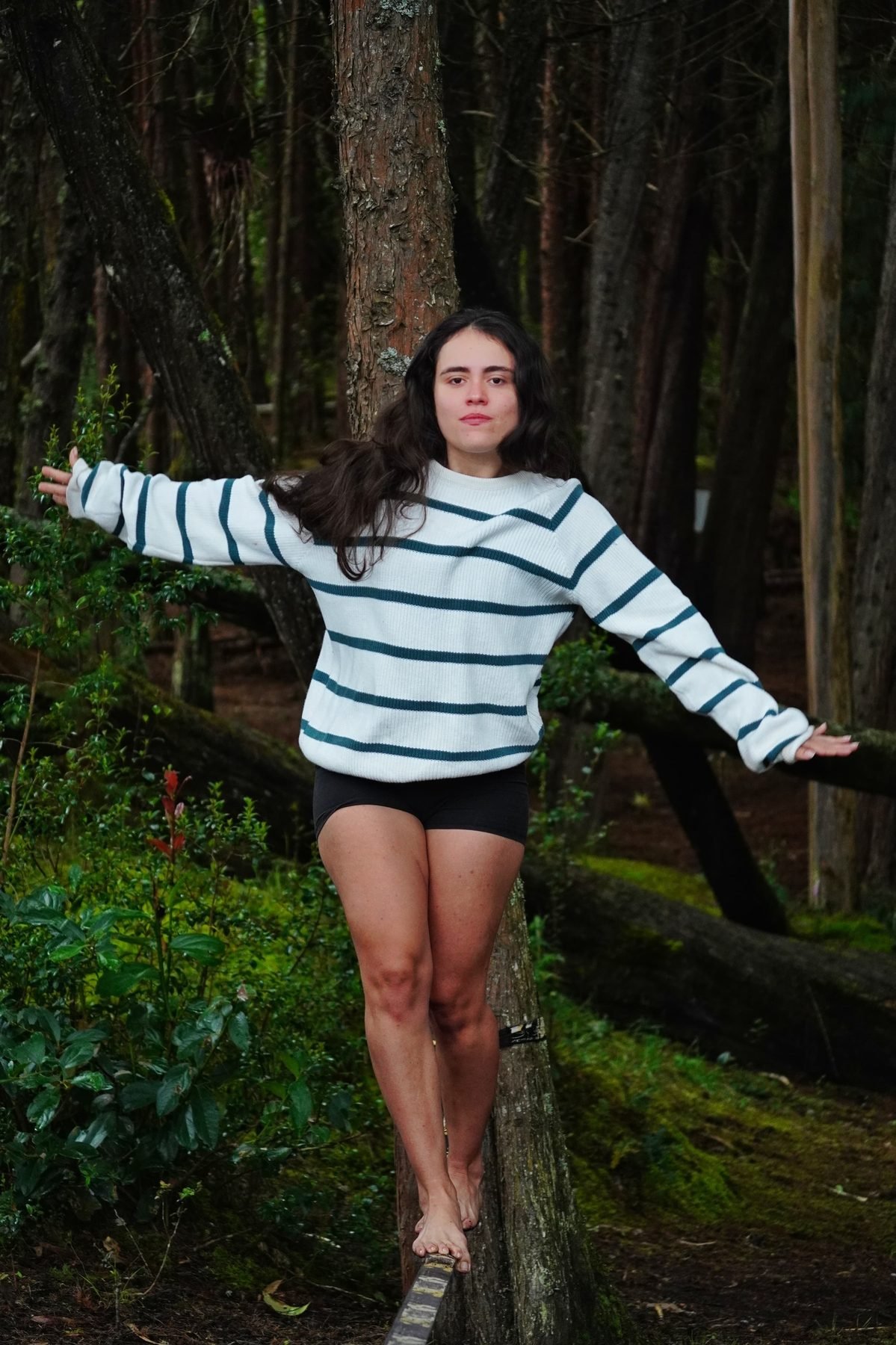 Gaby mostrando su fuerza física ganada con el entrenamiento